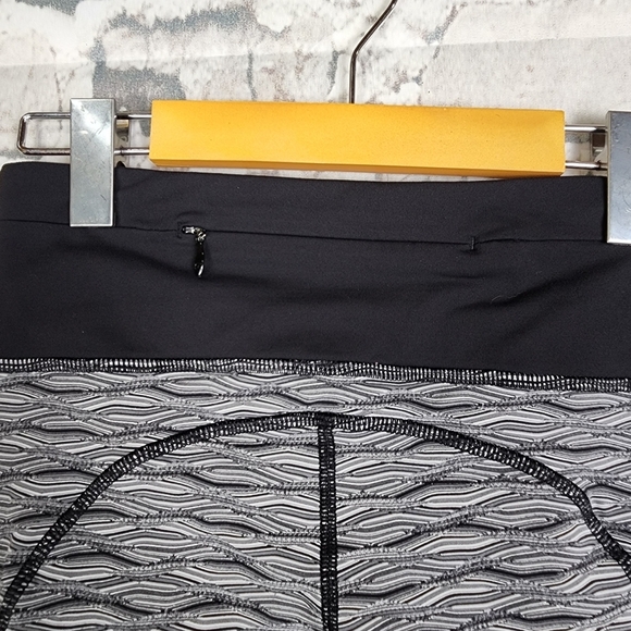 Lululemon Speed Tight II  Textured Wave Black Silver Spoon Size 6 Luxtreme - Picture 11 of 14
